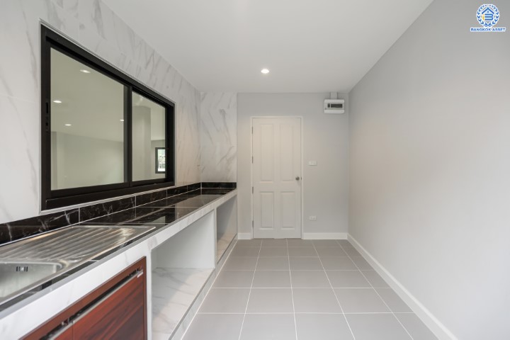 บ้านมือสองตกแต่งใหม่ ม.เมืองเอกประจิม พหลโยธิน87 ตกแต่งครบทุกฟังก์ชัน เนื้อที่ 100 ตร.ว. พื้นที่ใช้สอยเยอะ พร้อมฟังก์ชัน 3 ห้องนอน 4 ห้องน้ำ 1 ห้องอเนกประสงค์ 1 ห้องแม่บ้าน จอดรถได้ 4 คัน เชื่อมต่อทุกการเดินทาง ใกล้รถไฟฟ้าสายสีแดง "สถานีหลักหก"และทางด่วน "ศรีสมาน"